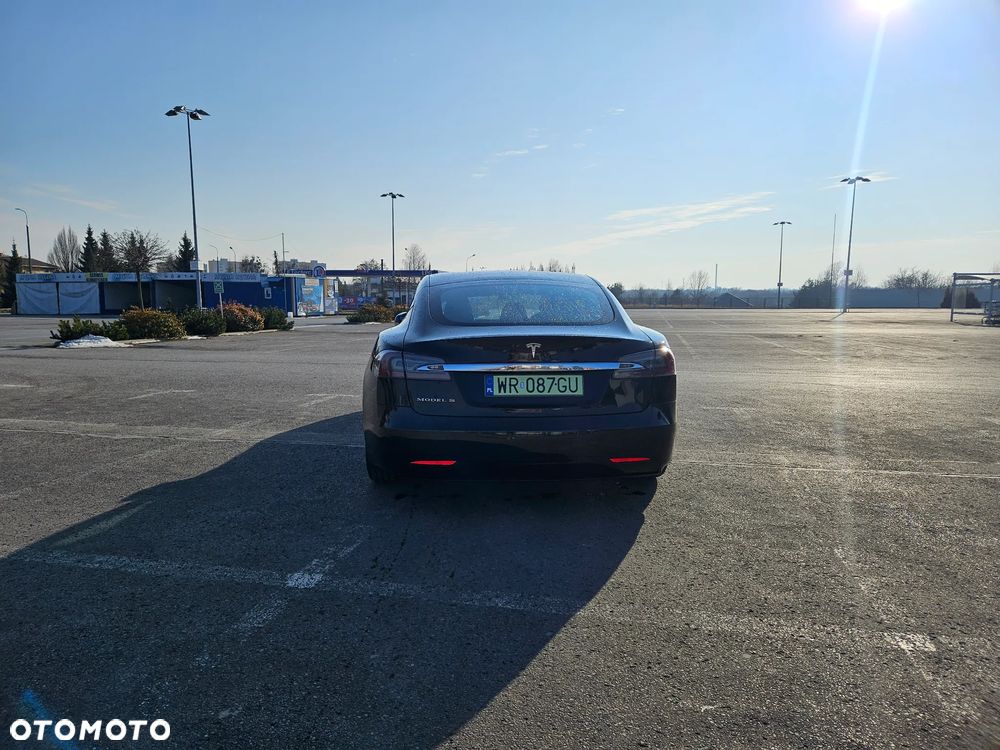 Tesla Model S - 18