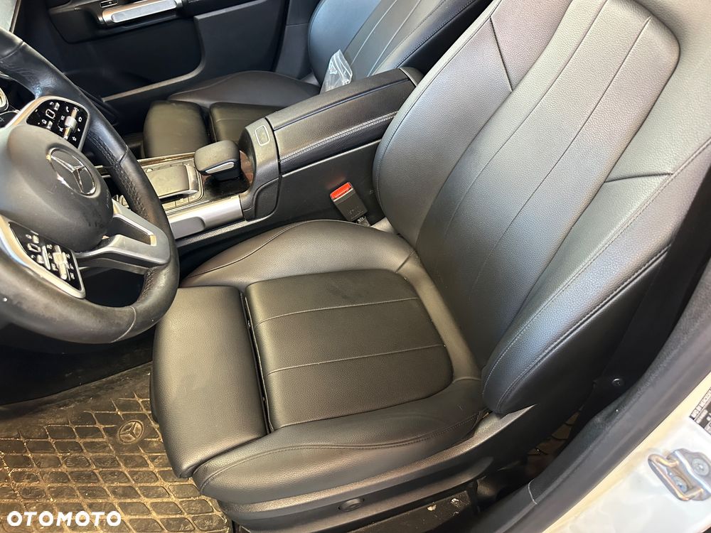 Mercedes-Benz GLB 250 4Matic 8G-DCT - 10