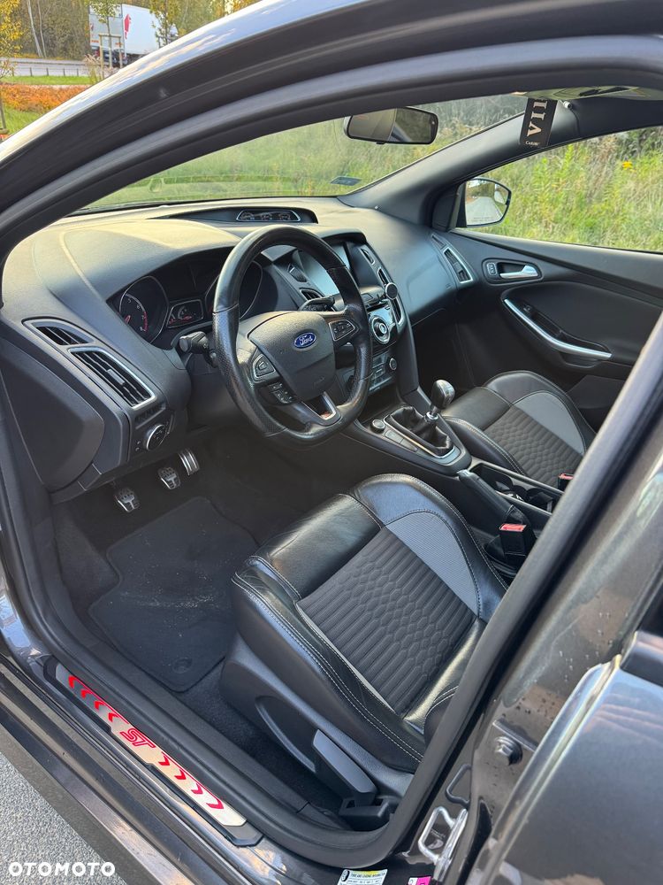 Ford Focus 2.0 EcoBoost ST - 8