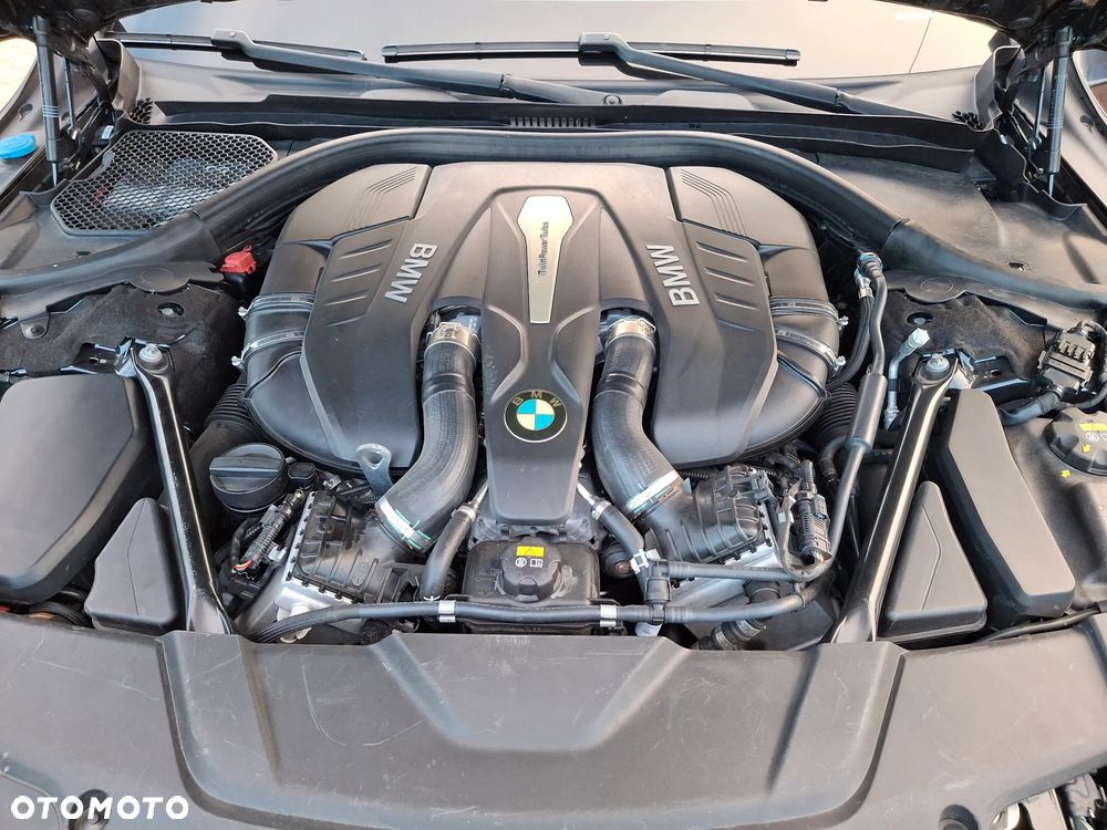 BMW Seria 7 750i xDrive - 32