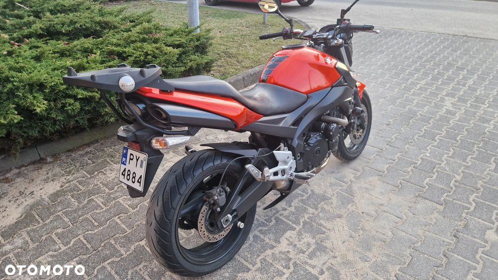 Suzuki GSR - 2