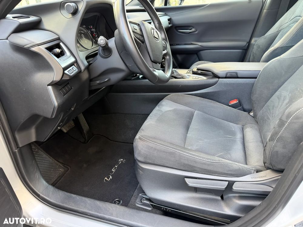 Lexus UX 250h E-FOUR Business - 11