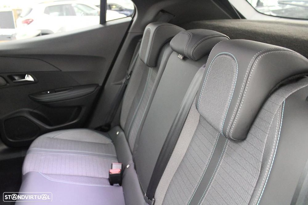 Peugeot e-2008 Allure - 12