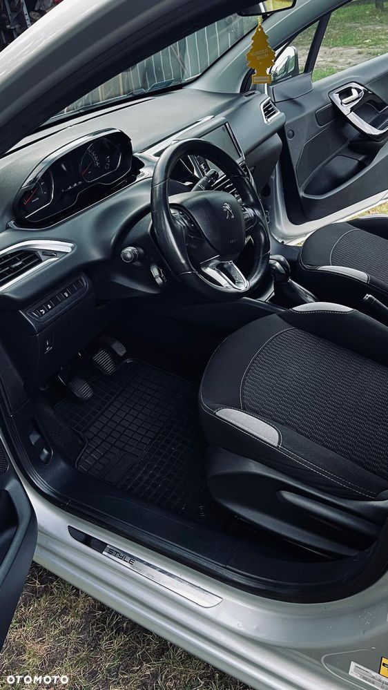 Peugeot 208 2015 photo 4