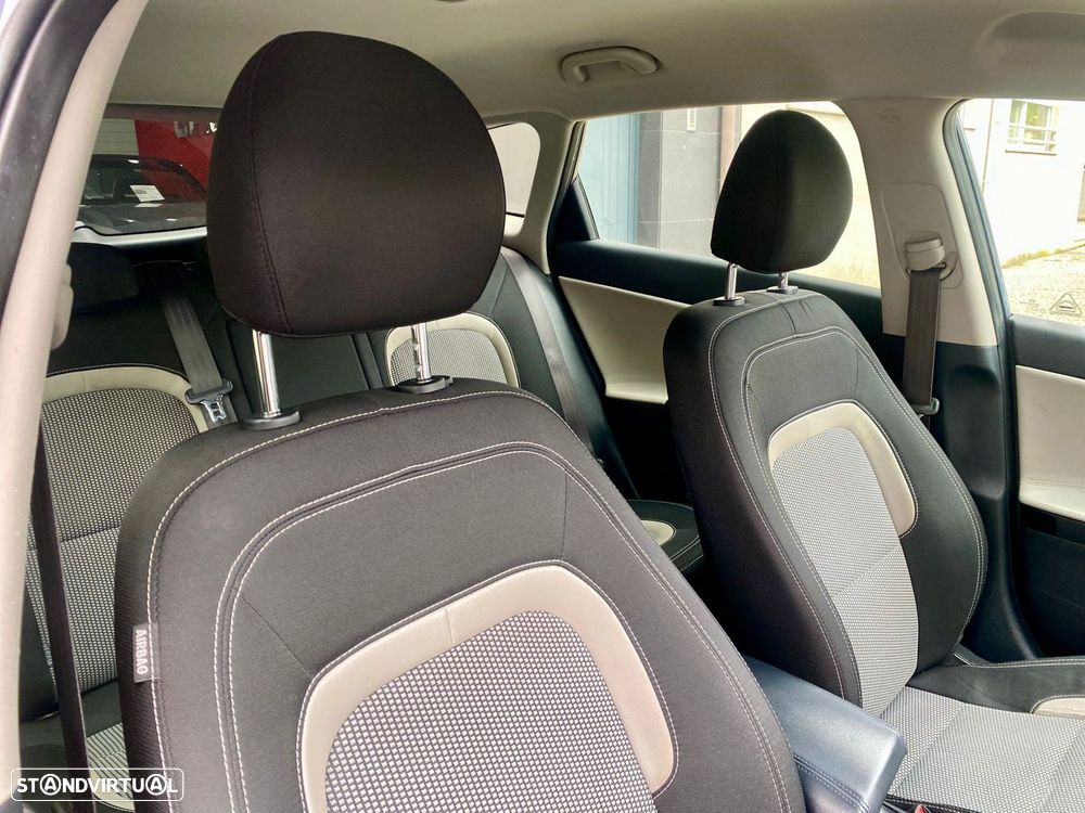 Kia Ceed SW 1.6 CRDi ECO - 26