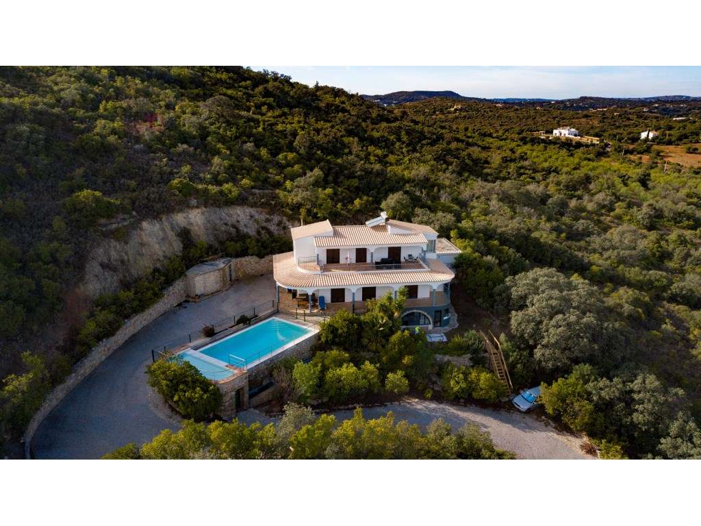 Moradia T3 com três suítes e piscina, anexo habitacional e amplo te... - Grande imagem: 3/59