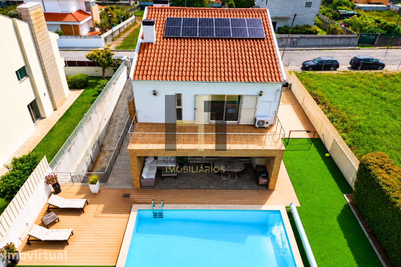 Moradia T3 | 4 Frentes | Piscina, Suite c/ Closet, Garagem 3 Carros | - Grande imagem: 2/60