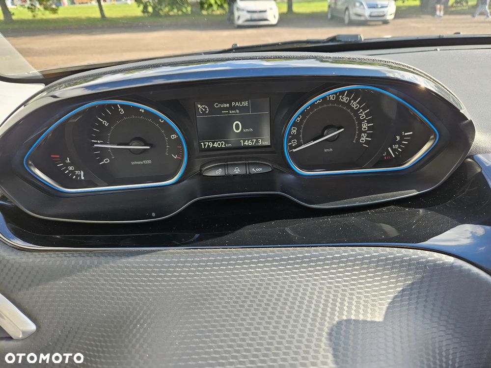 Peugeot 2008 1.2 Pure Tech Allure S&S - 13