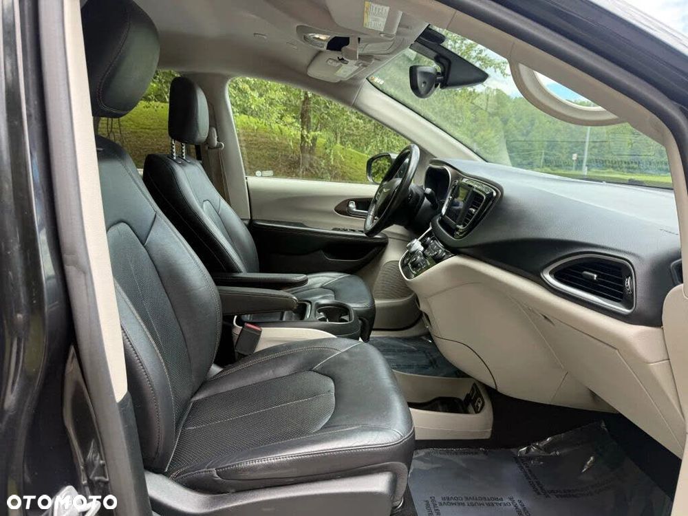 Chrysler Pacifica - 16