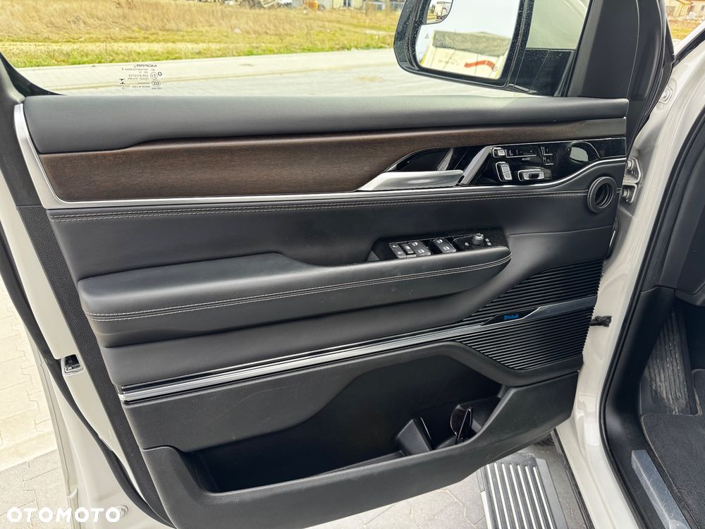 Jeep Grand Wagoneer - 27