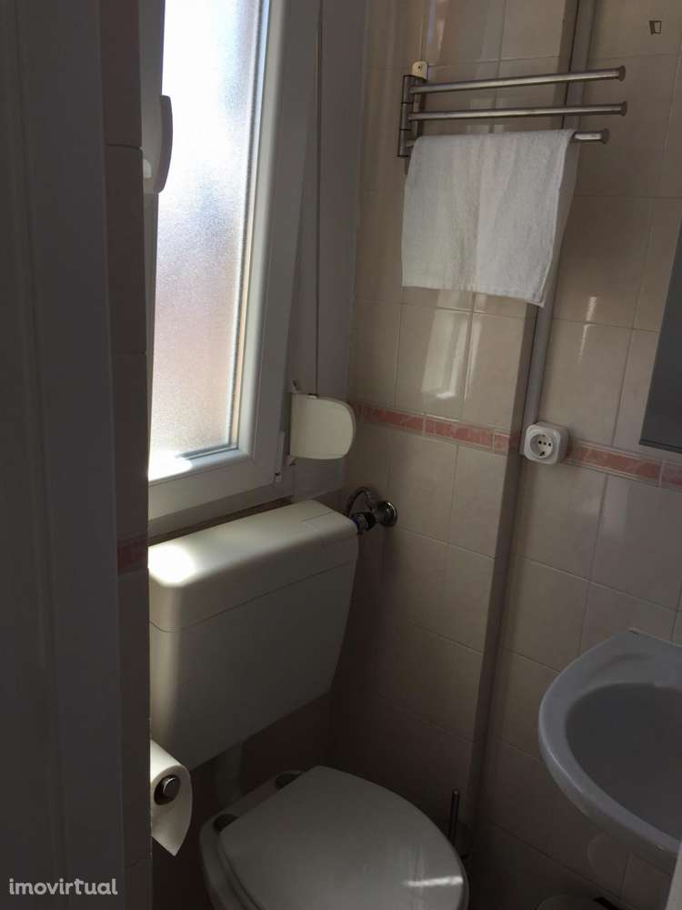 Quarto - localizado em Intendente Lisbon - Grande imagem: 4/9