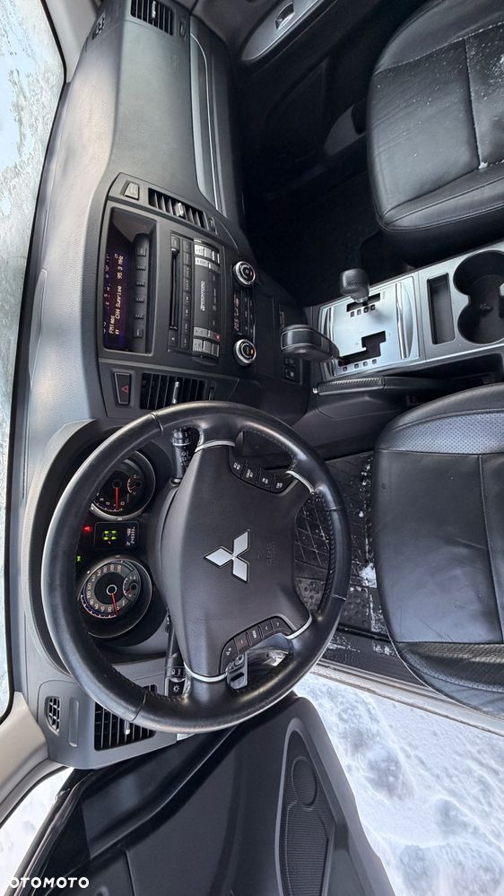 Mitsubishi Pajero - 16