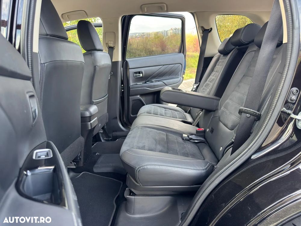 Mitsubishi Outlander 2.0 4WD Plug-In Hybrid Plus - 13