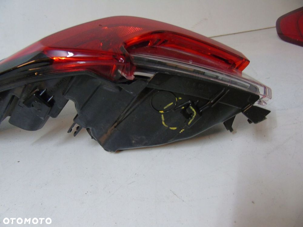 Toyota Corolla E21 sedan lampa tylna 81560-02D11-00 - 3