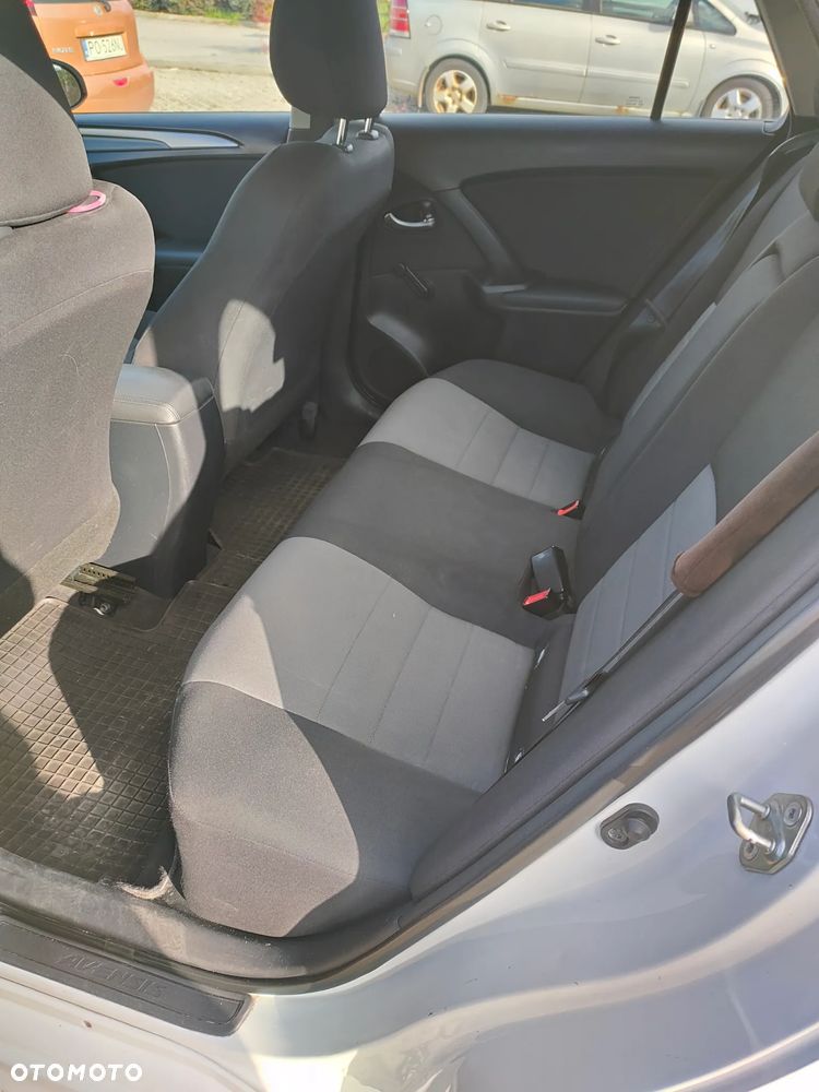 Toyota Avensis 1.8 Active - 11