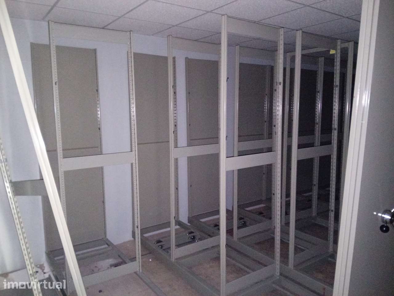 Armazém de 3000m² pronto a habitar com escritórios - Grande imagem: 5/35