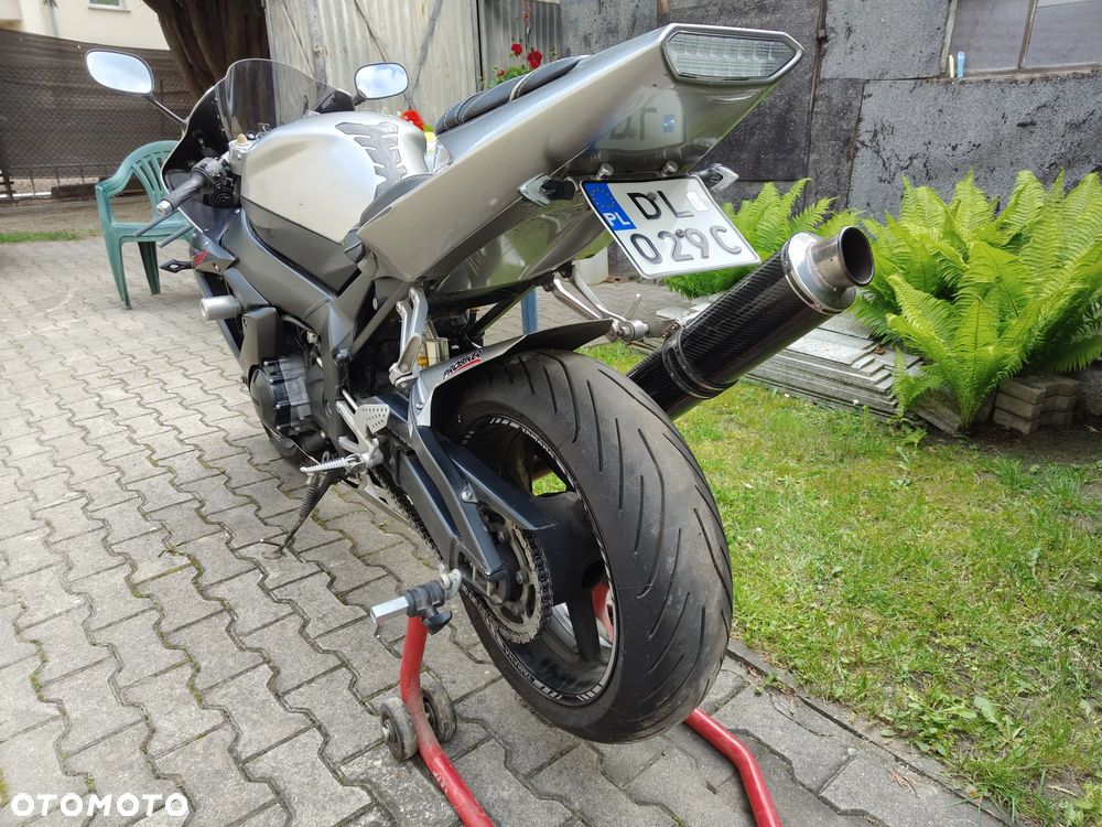 Yamaha R1 - 4