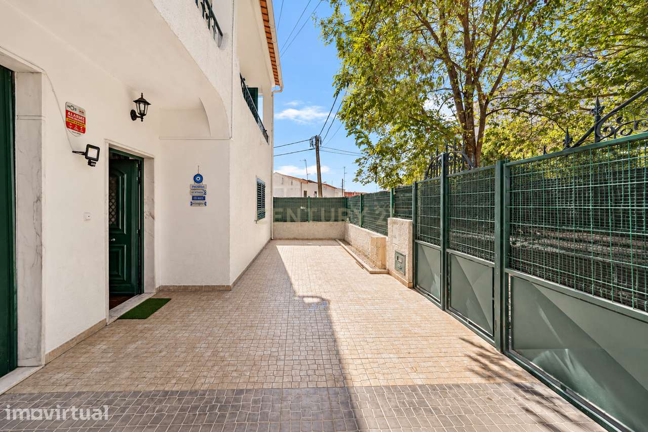 MORADIA T5 COM GARAGEM E PISCINA, 327 M² DE TERRENO PARA USUFRUIR - Grande imagem: 2/57