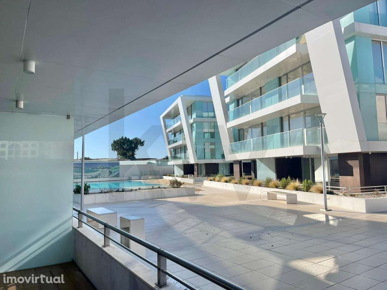 T1 de Luxo em Primeira Linha de Mar | Condomínio Exclusivo com Piscina - Grande imagem: 3/26