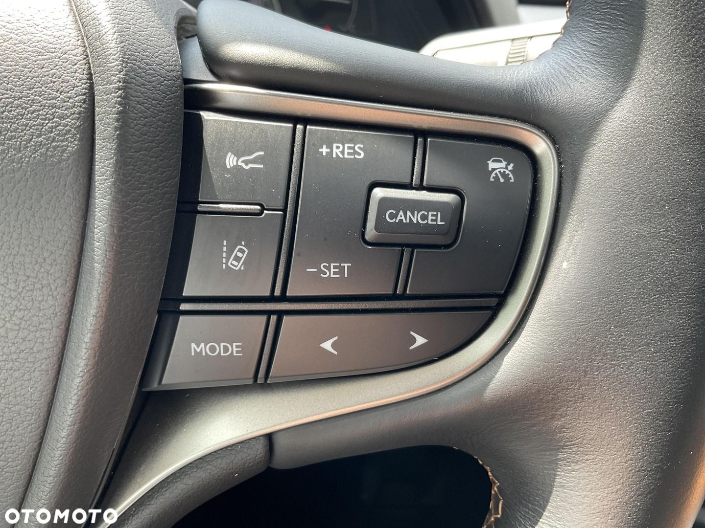 Lexus UX - 35