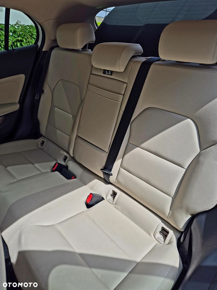 Mercedes-Benz GLA 250 4Matic 7G-DCT - 15