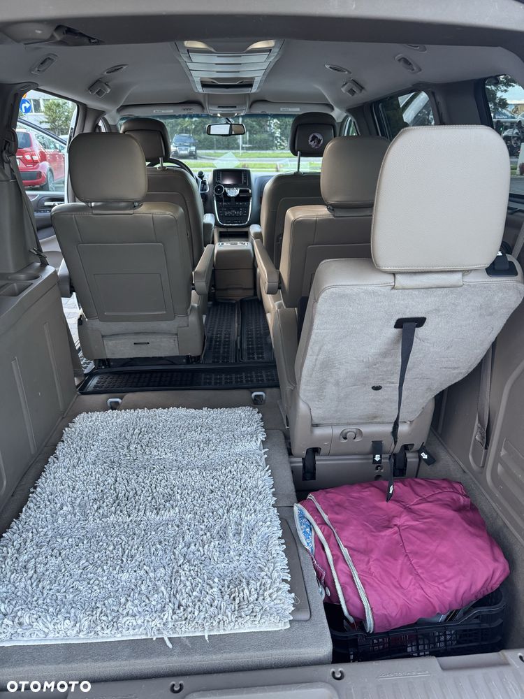 Chrysler Town & Country - 7