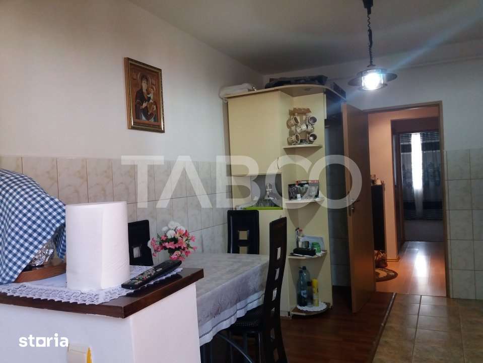 Apartament decomandat 3 camere 2 bai etaj 3 balcon zona buna Cisnadie — fotografia 2