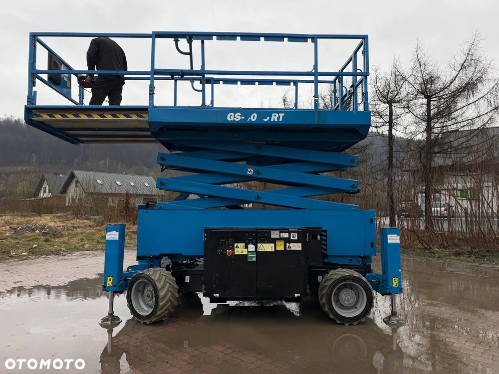 Genie Zwyżka Terenowa GS-4069RT Podnośnik Nożycowy Dźwig 14,5 metra jak Nowa z salonu! 1300 mtg. 2016 rok, Fabryczna przetwornica! 2x Gniazdo 230v góra dół. Pochodzi z Norweskiego urzędu Komuny. Zadbana! 4x4 Silnik Kubota. Zero Luzów i wycieków. Aktualne Serwisy DEKRA BMWT. Wysuwany Balkon. Sterowana z dołu i góry. Okazja Tanio !! Dokumentacja! Bez DPF, adBLUE - 4