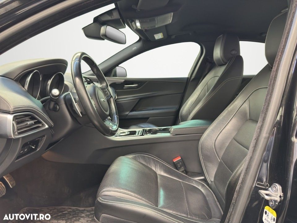 Jaguar XE 2.0 AWD R-Sport - 11