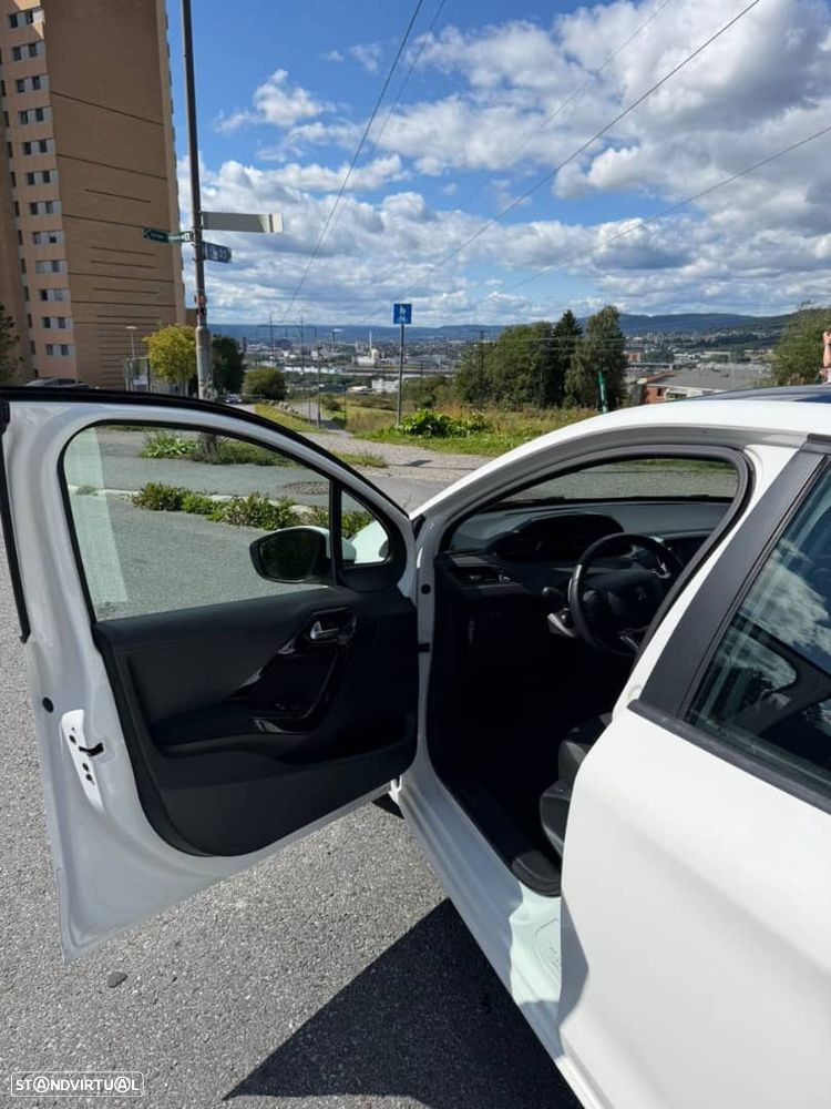 Peugeot 208 - 13