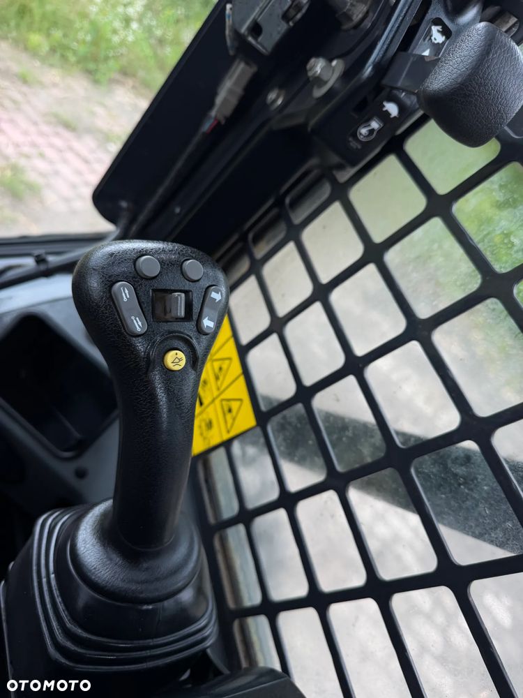 Bobcat S530. Ładowarka 4x4 wózek terenowy. Łyżka. Pełne sterowanie z dżojstika jazda i praca. Aktualne serwisy DEKRA 2026r. Silnik Kubota 4cyl 55km. Maszyna Jak Nowa z Salonu! Pochodzi z Norweskiego Gospodarstwa! 2020 rok 1724 mtg! Zero luzów i wycieków. Bardzo mocna i wydajna maszyna o małych gabarytach! Idealna do stajni oraz Budownictwa. OKAZJA TANIO 3 wyjścia Hydrauliczne pod urządzenia!! Wszystkie opony jak nowe .Kabina ogrzewana pełne szkło + drzwi. Po serwisach. Potężna moc. OKAZJA - 10