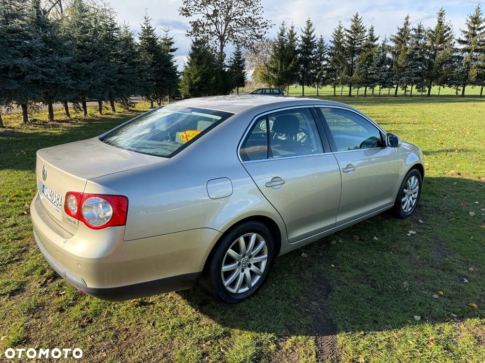 Volkswagen Jetta 2.0 FSI Comfortline - 3