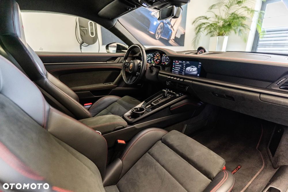 Porsche 911 Carrera 4 GTS - 40