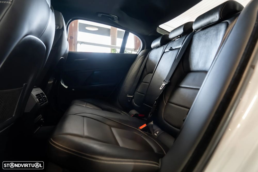 Jaguar XE - 9
