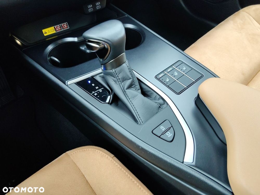 Lexus UX - 24