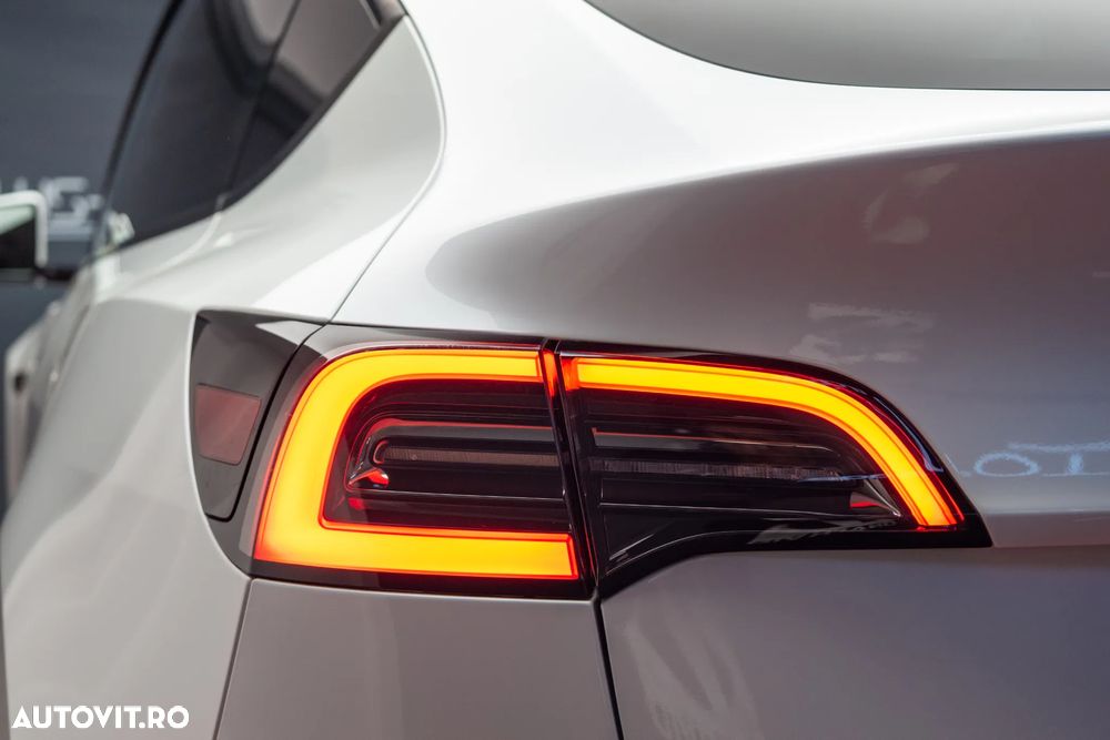 Tesla Model Y - 9