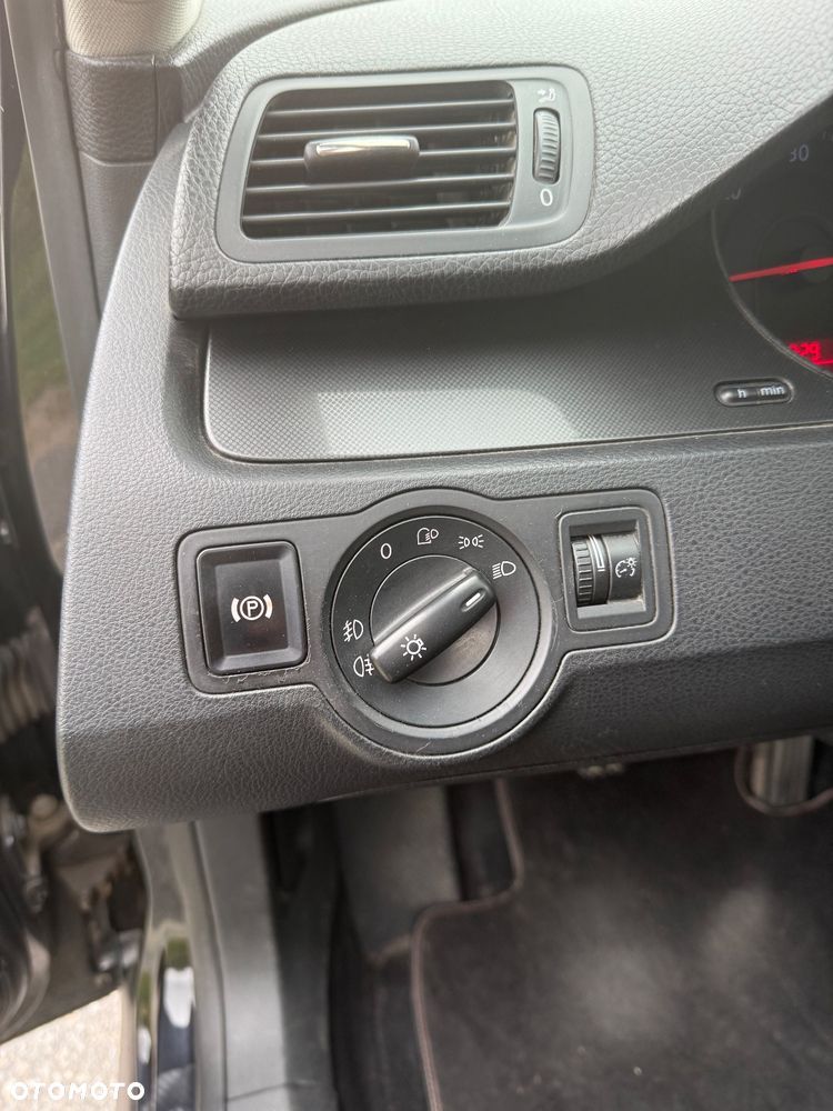 Volkswagen Passat 1.9 TDI Highline - 36
