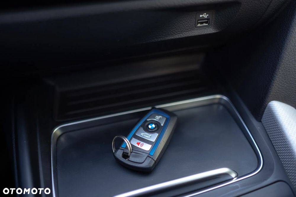 BMW Seria 3 340i xDrive Edition M Sport Shadow - 37