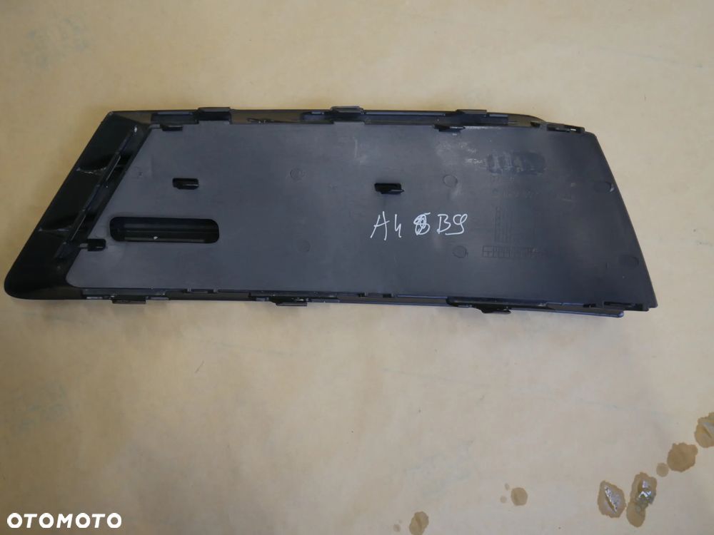KRATKA ZDERZAKA ATRAPA BOCZNA PRAWA AUDI A4 B9 8WD807682 - 2