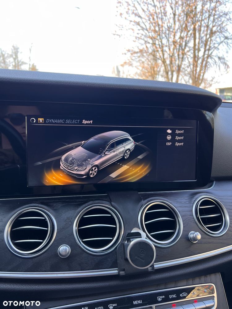 Mercedes-Benz Klasa E 220 d 4-Matic 9G-TRONIC - 34