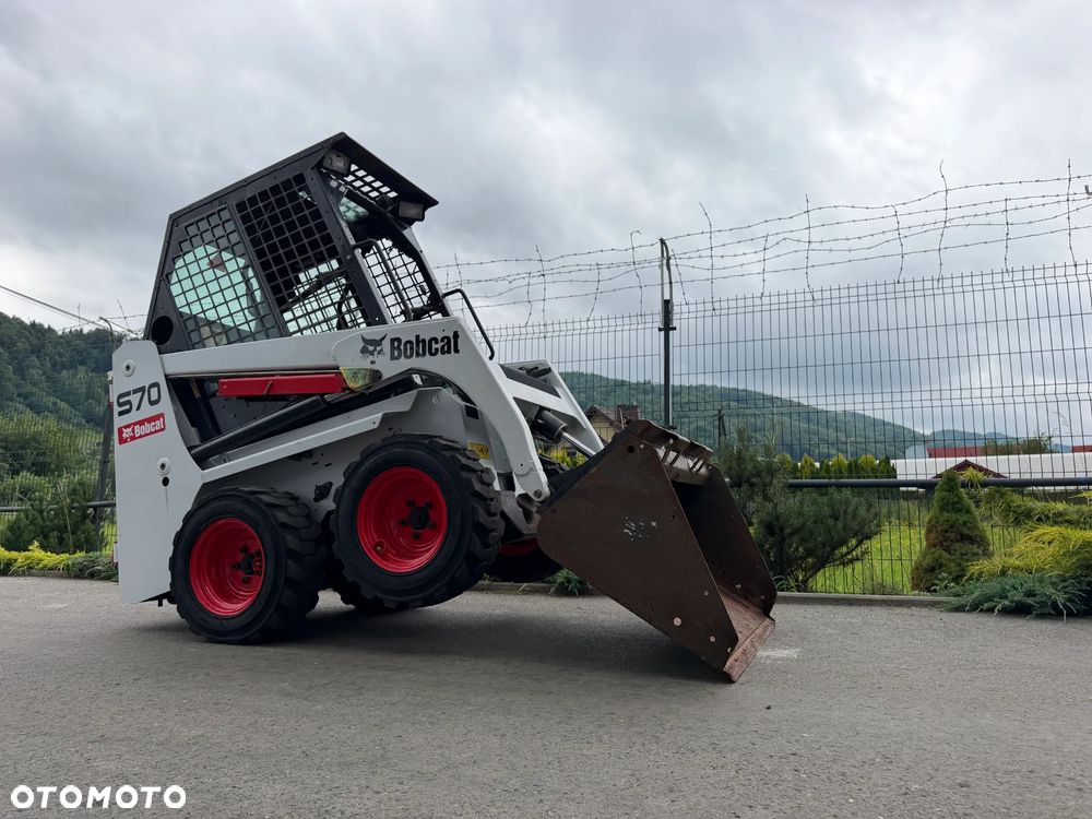 Bobcat S70 Mini-ładowarka 4x4 wózek terenowy. Łyżka! Wyjścia Hydrauliczne pod urządzenia z przodu! 2018 rok prod. 564 MTG. aktualne serwisy DEKRA. Dokumentacja. silnik Kubota 3cyl. Maszyna Jak Nowa z Salonu! Pochodzi z Norweskiego Gospodarstwa! Zero luzów i wycieków. Bardzo mocna i wydajna maszyna o małych gabarytach! Wąska miesci się do najbardziej trudno dostępnych miejsc! Idealna do stajni. OKAZJA TANIO. Szybki i zwinny sprzęt potężna moc - 31