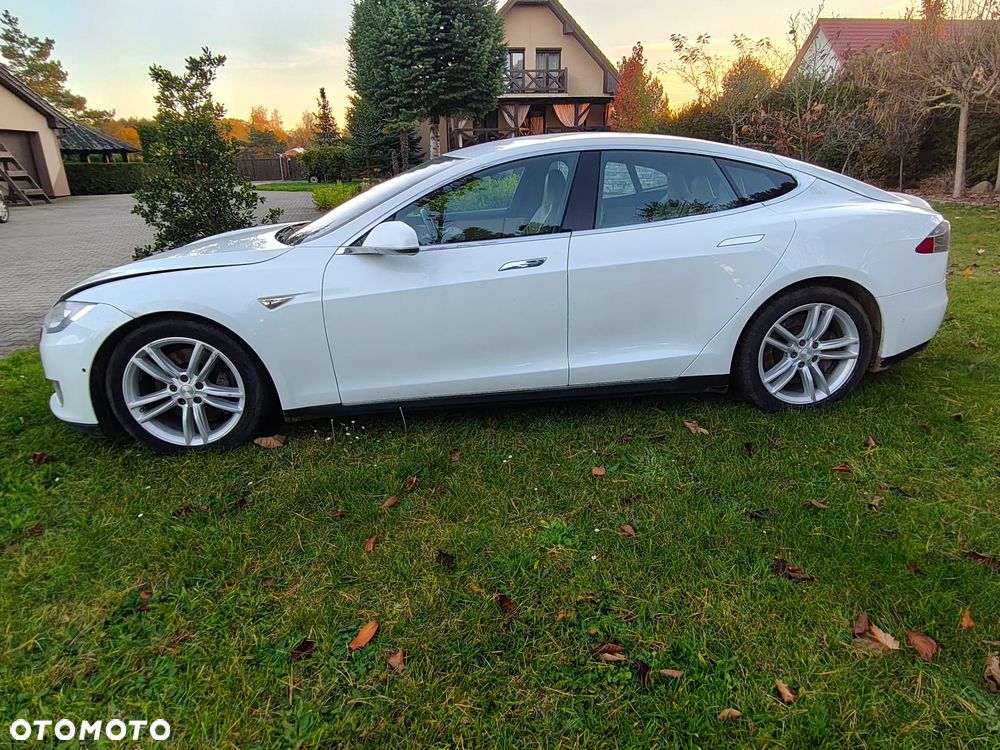 Tesla Model S - 4