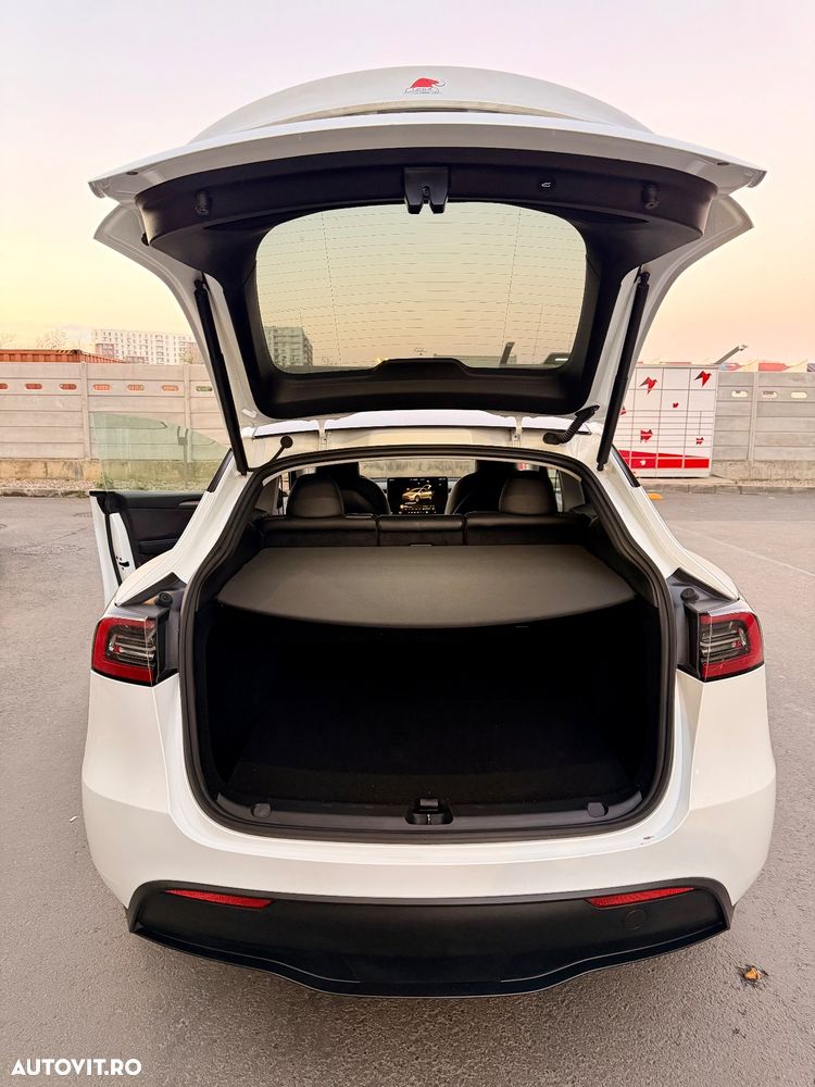 Tesla Model Y - 11