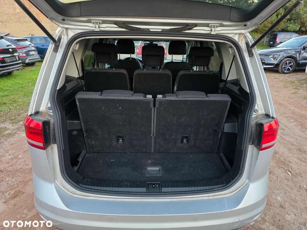 Volkswagen Touran - 12