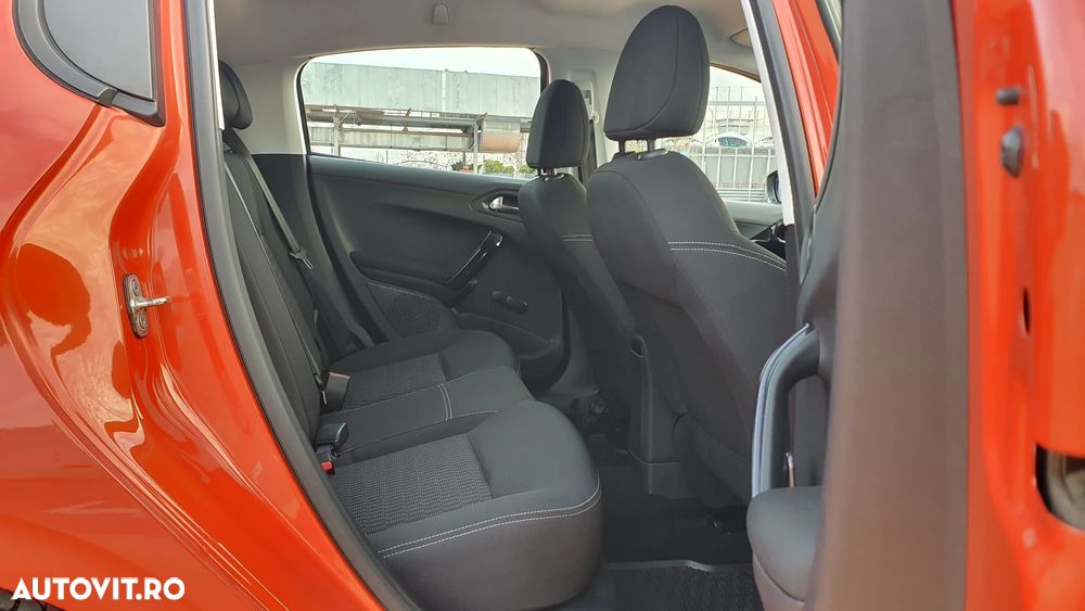 Peugeot 208 1.2 L PureTech Allure - 8