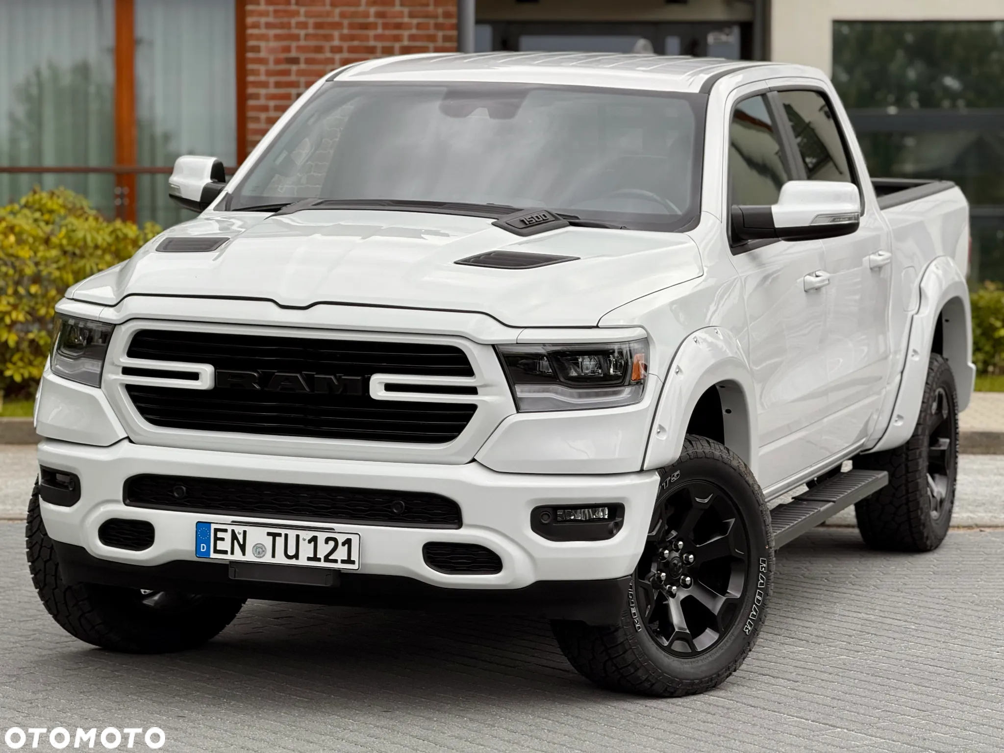 RAM 1500 Crew Cab Shortbed Laramie - 9