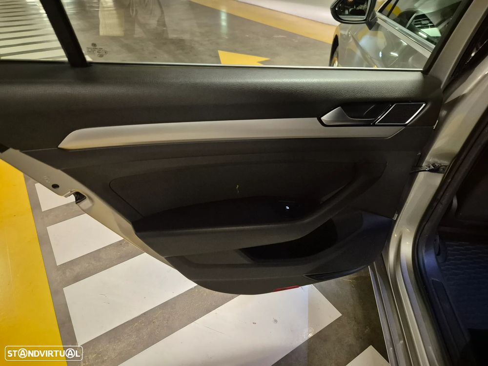VW Passat Variant 2.0 TDI Trendline - 27
