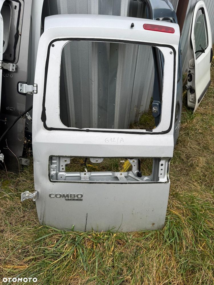 FIAT DOBLO II OPEL COMBO D DRZWI TYLNE LEWE 612 SREBRNE