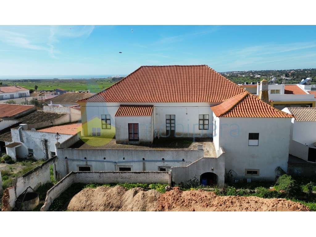 Casa Senhorial - Propriedade exclusiva localizada no Centro da Vila... - Grande imagem: 2/9