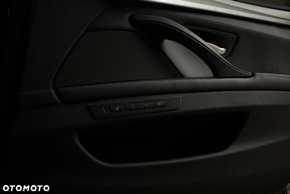 BMW Seria 5 M550d xDrive - 33